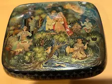 2001 Kholui Russian Lacquer Round Box Hand Painted 4 1/4"x3 5/8"