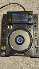 1 Pioneer CDJ 2000 Nexus Turntable