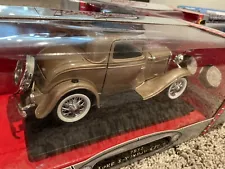 New ListingRoad Signature 1/18 Diecast Model Car 1932 Ford 3 Window Coupe Gold EUC