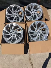 42676822 Pre-owned OEM Silver Wheels 17' For 2022-2023 CHEVY BOLT EUV