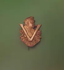 ORIGINAL WW2 WINSTON CHURCHILL V FOR VICTORY HOME FRONT LAPEL BADGE