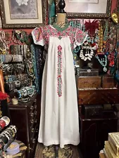 BEAUTIFUL MEXICAN OAXACAN WHITE AND MULTI COLORED EMBROIDERED VINTAGE DRESS ML