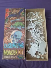 ORIGINAL VINTAGE 1963 AURORA CUSTOMIZING MONSTER MODEL KIT. BOXED.