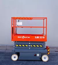 2021 SKYJACK SJIII 3219/ELECTRIC SCISSOR LIFT/ELECTRIC / 26 FEET WORKING HEIGHT