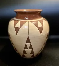 Vtg 8” Sioux Pine Ridge Native American geometric Pottery Planter VASE B. Talbot