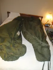 US ARMY EXTREME COLD WEATHER SLEEPING BAG W/ HOOD & WATER REPELLENT CASE. USMC