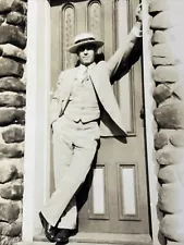 Art Deco 1920s LEANING MAN SUIT POSING OUTDOORS Photographer MAN MEN STRAW HAT