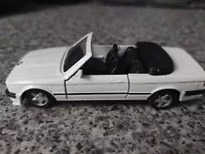 Maisto BMW 325i Convertible (1993) 1:37 Scale Diecast Car - Pull Back Motorised