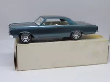 PRISTINE 1964 OLDSMOBILE F-85/CUTLASS PROMO MODEL 1/25 SCALE WITH ORIG BOX