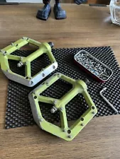 Spank Spike Mountain Bike Platform Pedals 9/16" Alloy 20 Replaceable Pins Green