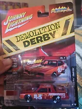 Johnny Lightning Demolition Derby - 1982 Pontiac Grand Prix Stock Car Red