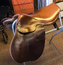 17" Crosby Prix De Nations Stamped Saddle w/ Narrow/Medium Gullet GOOD CONDITION