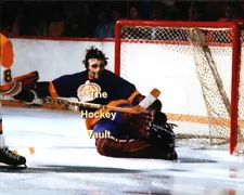 Los ANGELES KINGS Gary EDWARDS STACKS his PADS for Boston BRUINS Ken HODGE 8X10!