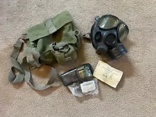 US Military M40 Gas Mask with Filter and Carry Bag Used Size M