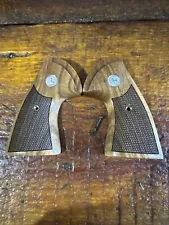 Altamont Checkered Walnut Target Grips For Colt Python Models. (376)