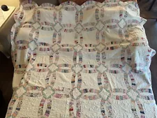 Antique Double Wedding Ring Quilt Scalloped Edges 79”x 66”