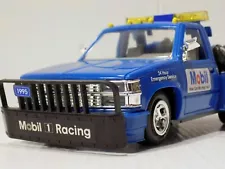 1990's CHEVY Tow Truck GMC Wrecker 1:24 New In Box. LIGHTS TESTED GOOD!