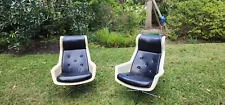 Vintage mid-century swivel lounge chair