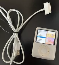 Bundle Apple iPod Nano 8GB 3rd Generation Silver Model A1236 USB Charger (READ)