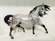 Breyer 2010 BreyerWest Volunteer Glossy Dapple Silver Gray WEG Esprit 1/33 COA