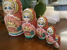 5 PIECE TRADITIONAL WOOD RUSSIAN HANDMADE NESTING DOLLS W GOLD ACCENT hand ptd