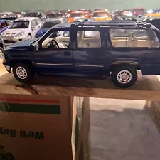 1:18 Welly 2001 Chevy Suburban Blue