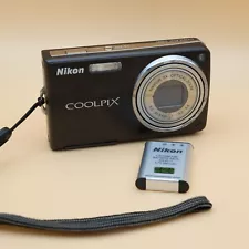 Nikon COOLPIX S550 10.0 MP Digital Camera With Battery (Works but Read)