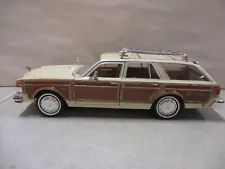 Motor Max 1979 Chrysler Lebaron Town and Country Wagon 1/24