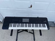 Korg KROME-61 Synthesizer Keyboard Workstation Black keyboard