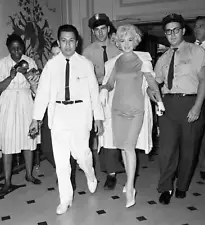 New York Marilyn Monroe leaves Polyclinic Hospital after gall - 1961 Old Photo 1