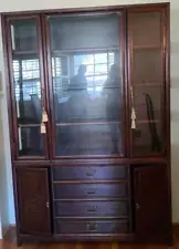 Beautiful Solid Wood China Cabinet – VGC – GORGEOUS DETAIL – STYLISH DESIGN