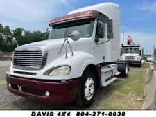 2002 Freightliner Columbia Sleeper Cab Tractor Trailer Hauler