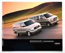 2002 GMC SAVANA & SAFARI VANS SALES BROCHURE CATALOG ~ 30 PAGES ~ 9" X 11"