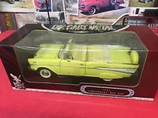 1957 CHEVROLET BEL AIR 1/18 DIECAST MODEL CAR BY Road Signature Deluxe Edition