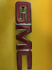 1988-1998 GMC Sierra Suburban Yukon Front Red Grille Emblem GM 15530934 OEM OBS