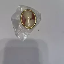 UNOPENED VICTORIAN VINTAGE CAMEO BROOCH