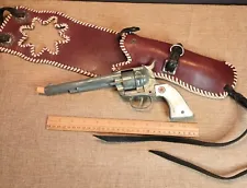 Vintage workingHubley Cowboy Cap Gun and leather holster