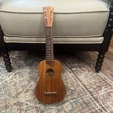 kamaka ukulele gold label (Fabricated In Japan-hand Finished In Hawaii)