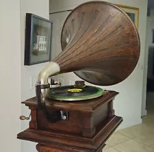 QUARTERSAWN OAK VICTOR V with OAK SPEARTIP HORN PHONOGRAPH ANTIQUE