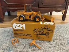 621 Wheel Loader with Forklift, Lift Boom and Case 4-in-1 Bucket, Original Box