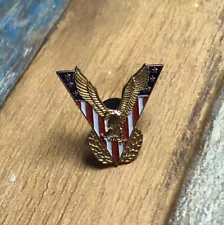 VTG UNITED STATES POLITICAL PIN GOLD TONE V FOR VICTORY FEDERAL EAGLE PATRIOTIC