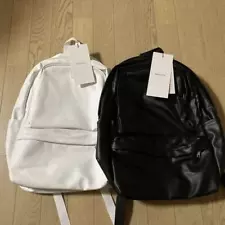 2 different backpack colors