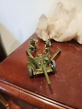 Collectors Showcase CS00587 US 57mm Anti-Tank Gun 2 Figures Incl. Missing 1 Fig