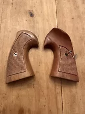 TAURUS Style Wood Grips Medium Frame Square Butt Read