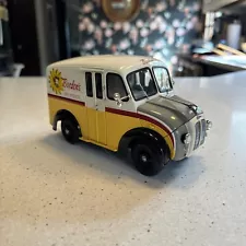 The Danbury Mint 1:24 1950 Borden's Milk Truck With 20 Milk Crates