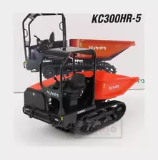 1:24 UNIVERSAL HOBBIES Kubota Kc300Hr-5 Tracked Dumper 2010 Black Orange UH8155