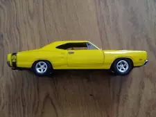 Motor Max 1969 Dodge Coronet Super Bee, 1/24 scale Yellow