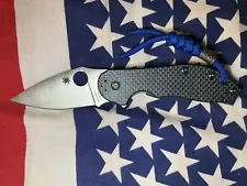 SPYDERCO DOMINO BLUE LIGHTNING STRIKE CARBON FIBER