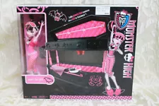 Monster High Draculaura Coffin Bunk Bed with Doll N.I.B.