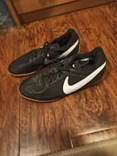 nike indoor soccer shoes size 7. Gently used shoes